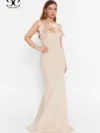 Robe de soirée longue beige nude – coupe sirène avec fleurs en relief et épaules asymétriques. Élégante et féminine pour mariage, gala ou cérémonie.