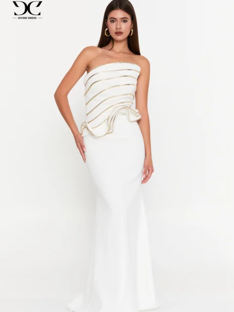 Robe soirée blanche Timeless White and Gold portée avec accessoires dorés