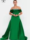 Robe de soirée élégante couleur vert émeraude portée par un mannequin