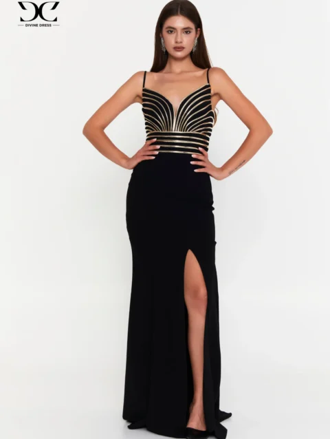 Robe soirée noire Contrasting Perfection portée avec talons