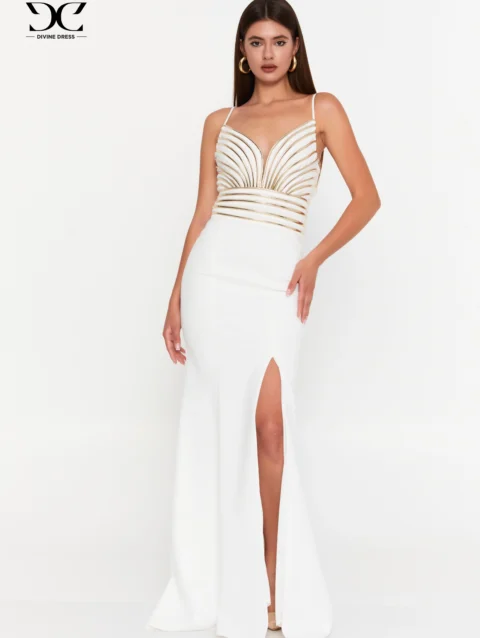 Robe Contrasting Perfection blanche avec bretelles dorées portée avec talons pour une robe soirée blanche