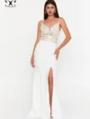 Robe Contrasting Perfection blanche avec bretelles dorées portée avec talons pour une robe soirée blanche