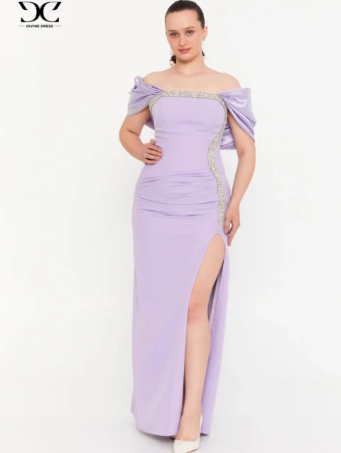 Robe Free Spirit violette portée avec talons pour une robe soirée violette