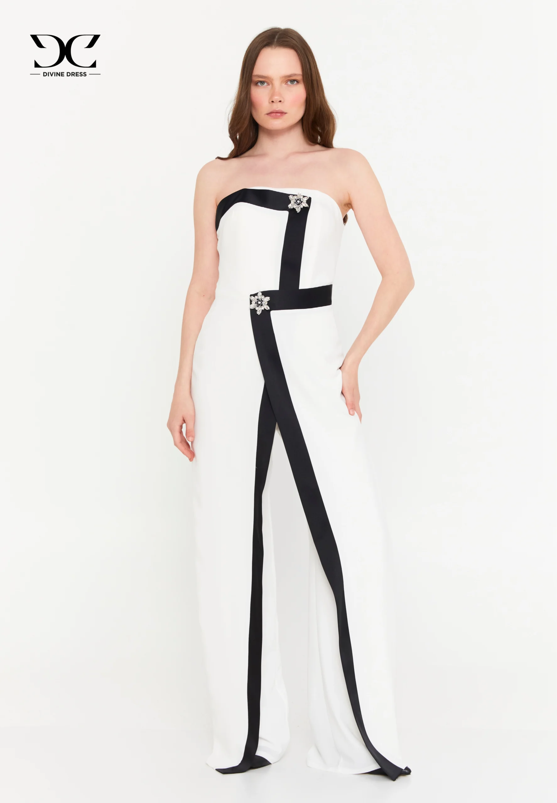 Glamorous Jumpsuit noire portée avec talons pour un jumpsuit soirée