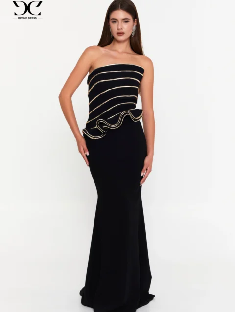 Robe soirée noire Timeless Black and White portée avec accessoires dorés