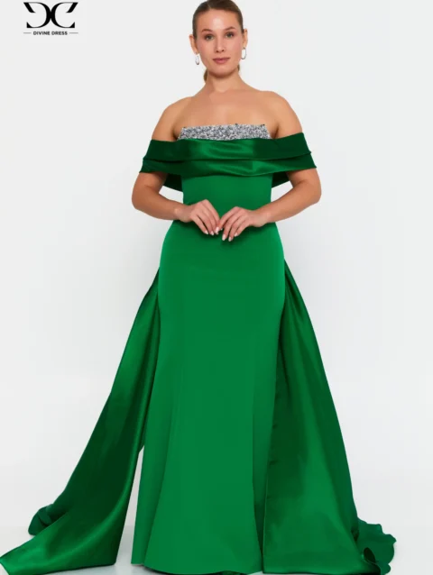 Robe de soirée élégante couleur vert émeraude portée par un mannequin