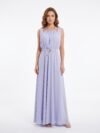 Mannequin portant la robe longue fluide lilas 'Soft Lilac' avec encolure froncée et fine ceinture à détail doré, de la marque Divine Dress.