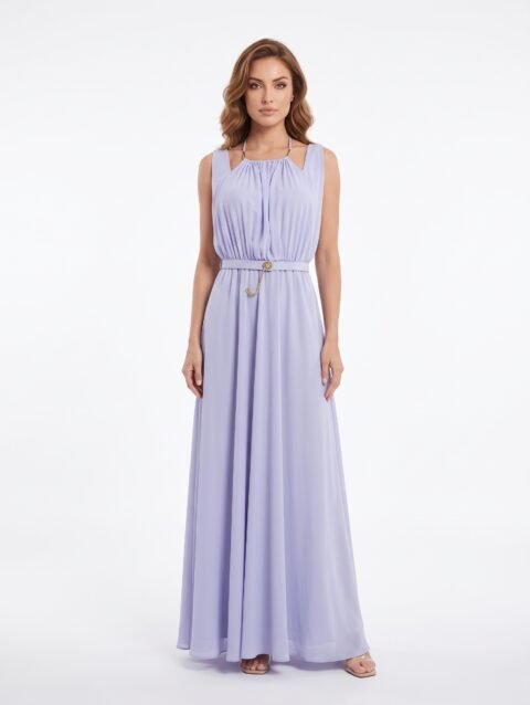 Mannequin portant la robe longue fluide lilas 'Soft Lilac' avec encolure froncée et fine ceinture à détail doré, de la marque Divine Dress.