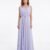 Mannequin portant la robe longue fluide lilas 'Soft Lilac' avec encolure froncée et fine ceinture à détail doré, de la marque Divine Dress.