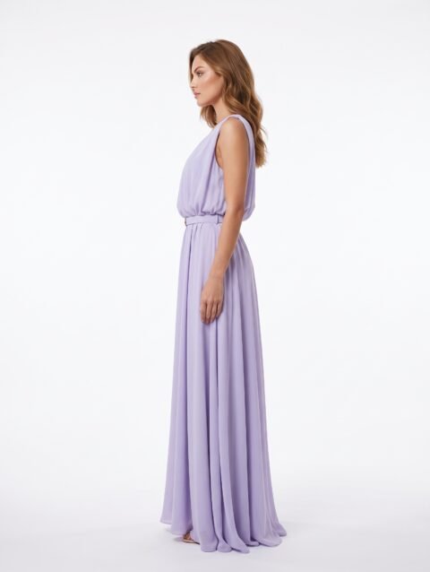 Mannequin portant la robe longue fluide lilas 'Soft Lilac' avec encolure froncée et fine ceinture à détail doré, de la marque Divine Dress.