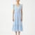 Mannequin portant la robe mi-longue bleu clair 'Shadow' avec encolure carrée, bretelles à volants et jupe froncée, de la marque Divine Dress.