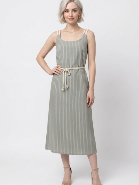 Mannequin portant la robe midi verte à rayures blanches 'Green Breeze' avec bretelles et ceinture en corde, de la marque Divine Dress.