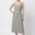 Mannequin portant la robe midi verte à rayures blanches 'Green Breeze' avec bretelles et ceinture en corde, de la marque Divine Dress.