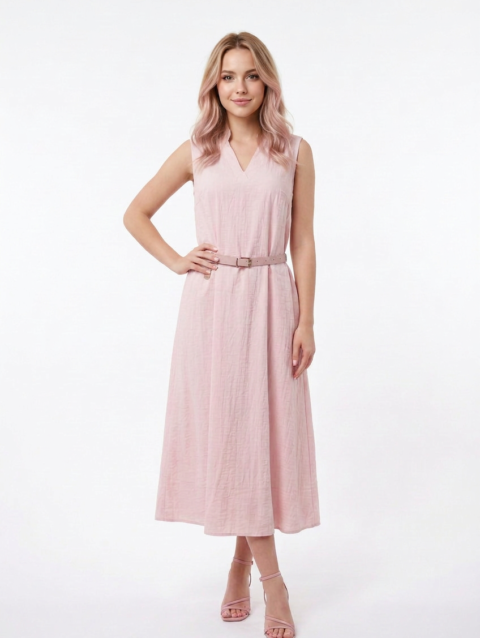 Mannequin portant la robe midi rose clair 'Summer Serenity', sans manches avec un col en V discret et une fine ceinture, de la marque Divine Dress.