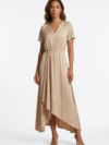 Mannequin portant la robe asymétrique beige 'Fluid Grace' avec manches courtes, col en V et jupe fluide drapée, de la marque Divine Dress.