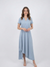 Mannequin portant la robe asymétrique bleu 'Fluid Grace' avec manches courtes, col en V et jupe fluide drapée, de la marque Divine Dress.