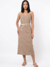 Mannequin portant la robe midi beige à rayures blanches 'Desert Breeze' avec encolure carrée, bretelles et ceinture en corde, de la marque Divine Dress.