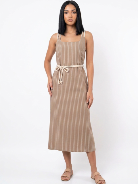 Mannequin portant la robe midi beige à rayures blanches 'Desert Breeze' avec encolure carrée, bretelles et ceinture en corde, de la marque Divine Dress.
