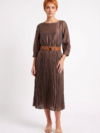 Mannequin portant la robe midi marron 'Velvet Touch' avec jupe plissée, manches 3/4 et large ceinture décorative, signée Divine Dress.