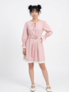 Adoptez un style doux et féminin avec la robe rose 'Azure' de Divine Dress. Finitions blanches délicates, col à nouer et taille ceinturée. Commandez-la.