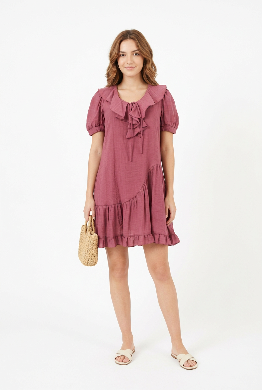 Mannequin portant la robe courte vieux rose 'Cascading' avec col à volants, manches courtes bouffantes et jupe asymétrique, de la marque Divine Dress.