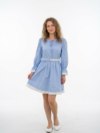 Mannequin portant la robe courte bleu clair 'Azure' avec manches longues, finitions blanches et ceinture, de la marque Divine Dress.