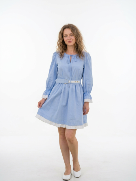 Mannequin portant la robe courte bleu clair 'Azure' avec manches longues, finitions blanches et ceinture, de la marque Divine Dress.