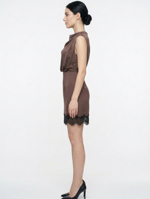 Mannequin portant la robe courte marron 'Breeze' avec col bénitier drapé et ourlet en dentelle noire, de la marque Divine Dress.