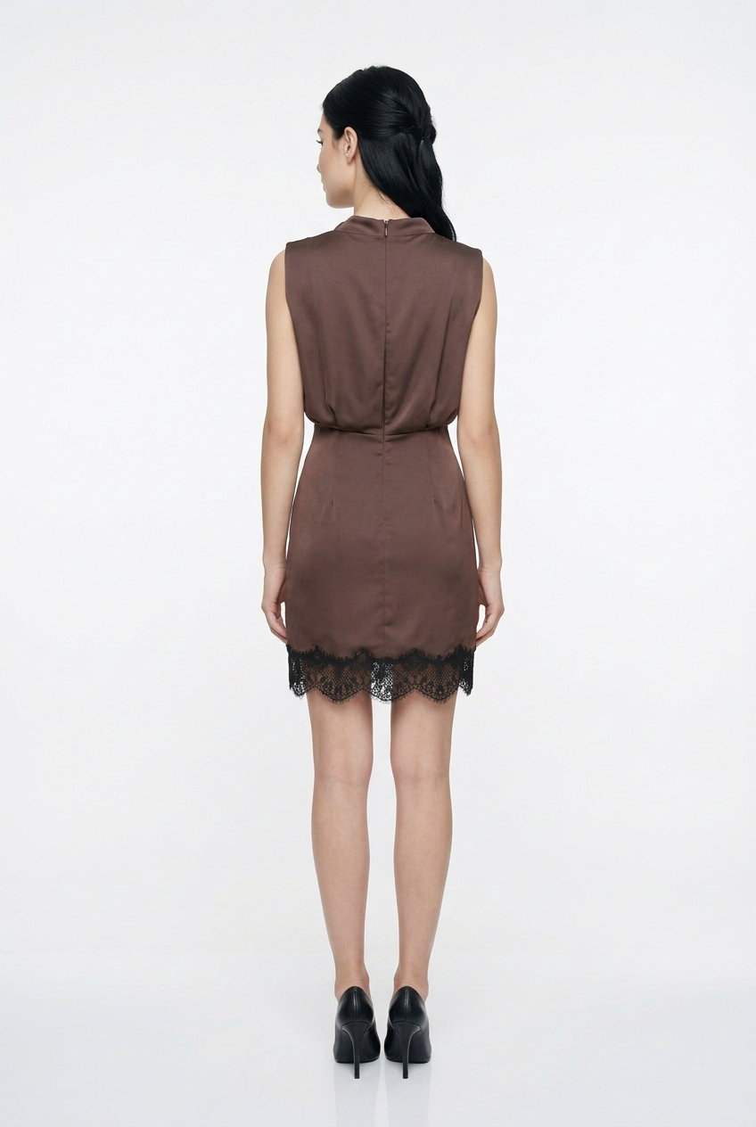 Mannequin portant la robe courte marron 'Breeze' avec col bénitier drapé et ourlet en dentelle noire, de la marque Divine Dress.