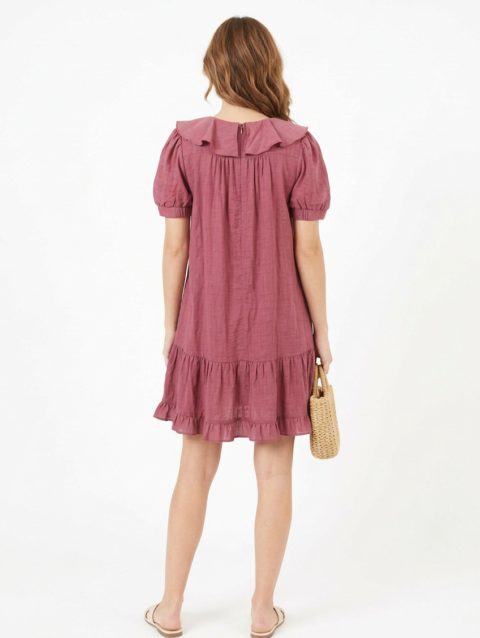 Mannequin portant la robe courte vieux rose 'Cascading' avec col à volants, manches courtes bouffantes et jupe asymétrique, de la marque Divine Dress.