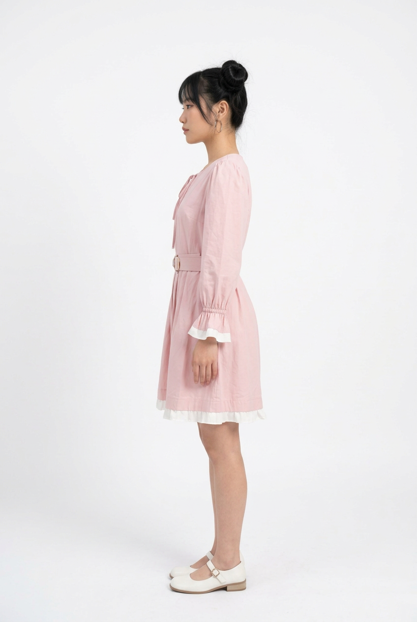 Adoptez un style doux et féminin avec la robe rose'Azure' de Divine Dress. Finitions blanches délicates, col à nouer et taille ceinturée. Commandez-la.