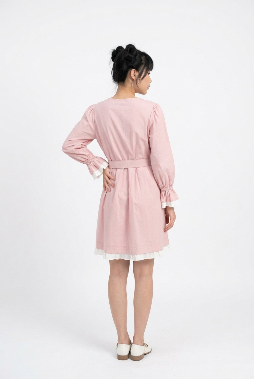 Adoptez un style doux et féminin avec la robe rose'Azure' de Divine Dress. Finitions blanches délicates, col à nouer et taille ceinturée. Commandez-la.