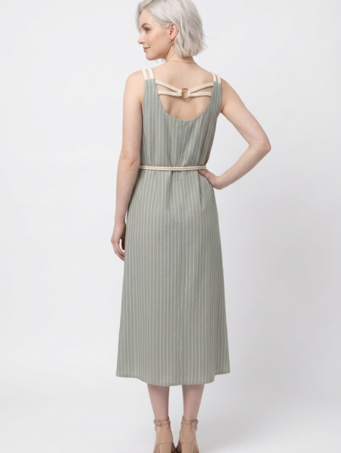 Mannequin portant la robe midi verte à rayures blanches 'Green Breeze' avec bretelles et ceinture en corde, de la marque Divine Dress.