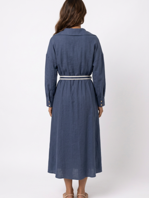 Mannequin portant la robe chemise longue bleu marine'Tailored' avec col classique, manches longues et ceinture blanche contrastante, de la marque Divine Dress.