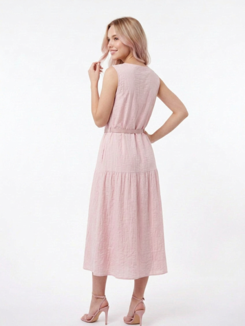Mannequin portant la robe midi rose clair 'Summer Serenity', sans manches avec un col en V discret et une fine ceinture, de la marque Divine Dress.