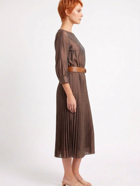 Mannequin portant la robe midi marron 'Velvet Touch' avec jupe plissée, manches 3/4 et large ceinture décorative, signée Divine Dress.