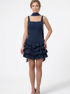 Découvrez la robe bleu marine 'Royal Grace' par Divine Dress. Coupe courte, jupe à volants et détail foulard élégant. Parfaite pour vos soirées. Achetez en ligne.