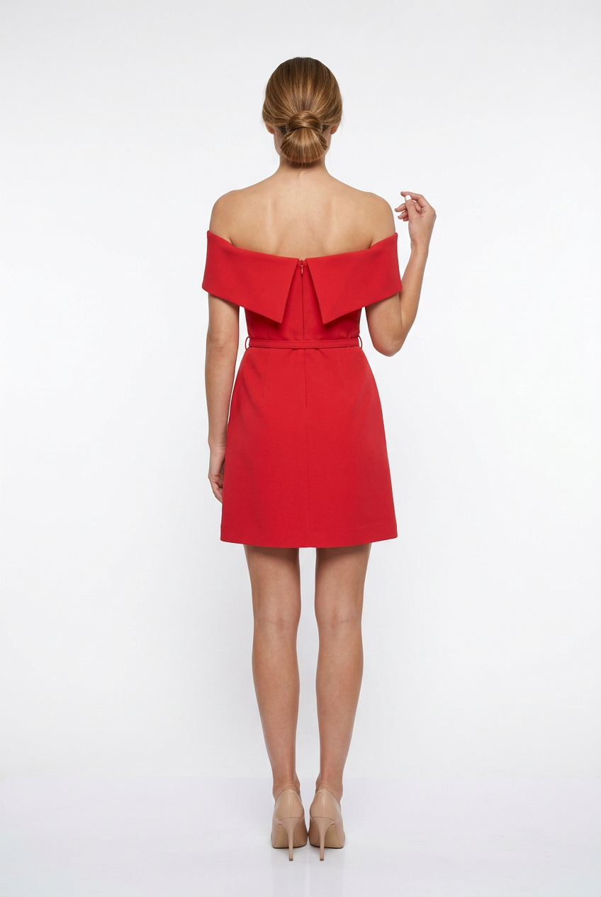 Mannequin portant la robe courte rouge 'Chic' à épaules dénudées et taille ceinturée, de la marque Divine Dress.