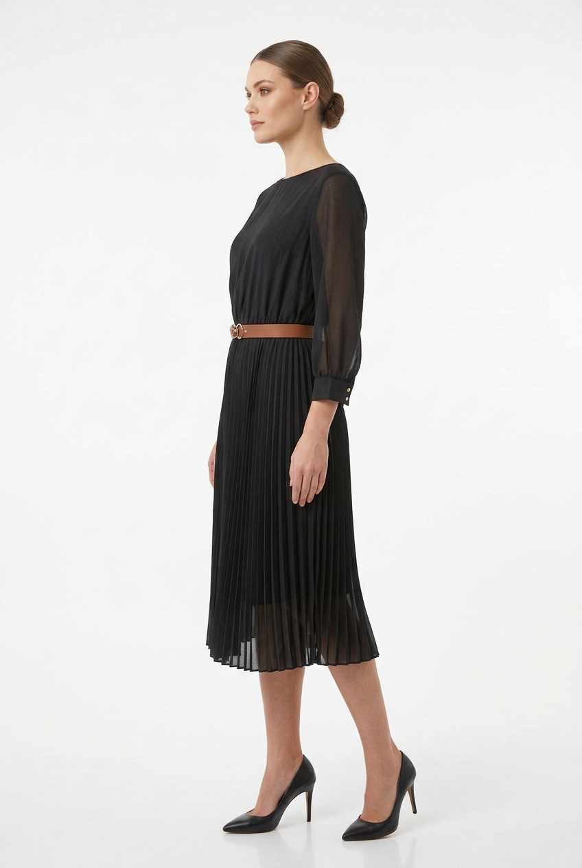 Mannequin portant la robe midi noir 'Velvet Touch' avec jupe plissée, manches 3/4 et large ceinture décorative, signée Divine Dress.