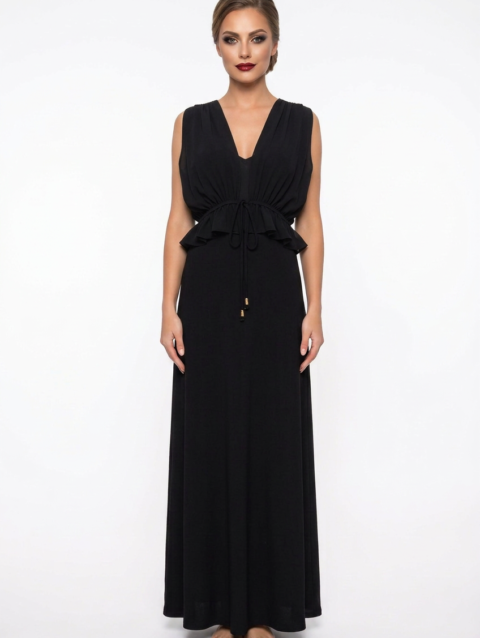 Mannequin portant la robe longue fluide noir 'Athena' avec décolleté en V, taille froncée à cordon et détails volantés, de la marque Divine Dress.