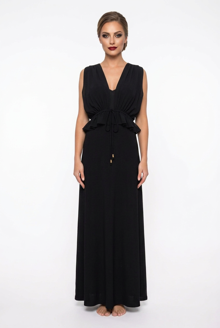 Mannequin portant la robe longue fluide noir 'Athena' avec décolleté en V, taille froncée à cordon et détails volantés, de la marque Divine Dress.