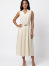 Mannequin portant la robe midi jaune clair 'Summer Serenity', sans manches avec un col en V discret et une fine ceinture, de la marque Divine Dress.