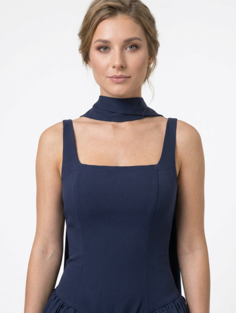 Découvrez la robe bleu marine 'Royal Grace' par Divine Dress. Coupe courte, jupe à volants et détail foulard élégant. Parfaite pour vos soirées. Achetez en ligne.