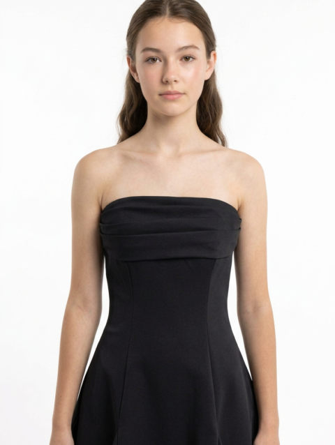 Mannequin portant la petite robe noire bustier 'Elegant Muse' avec jupe évasée, de la marque Divine Dress