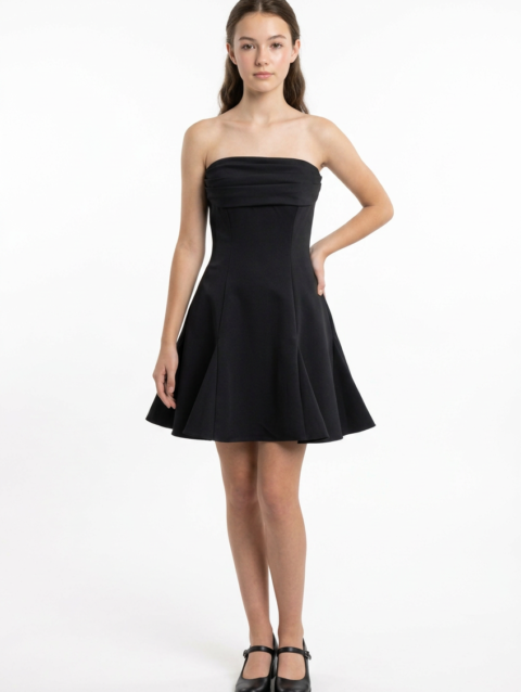 Mannequin portant la petite robe noire bustier 'Elegant Muse' avec jupe évasée, de la marque Divine Dress