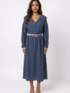 Mannequin portant la robe chemise longue bleu marine'Tailored' avec col classique, manches longues et ceinture blanche contrastante, de la marque Divine Dress.
