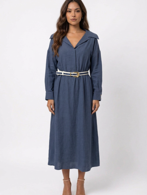 Mannequin portant la robe chemise longue bleu marine'Tailored' avec col classique, manches longues et ceinture blanche contrastante, de la marque Divine Dress.