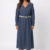 Mannequin portant la robe chemise longue bleu marine'Tailored' avec col classique, manches longues et ceinture blanche contrastante, de la marque Divine Dress.