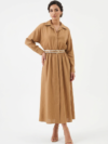 Mannequin portant la robe chemise longue camel 'Tailored' avec col classique, manches longues et ceinture blanche contrastante, de la marque Divine Dress.