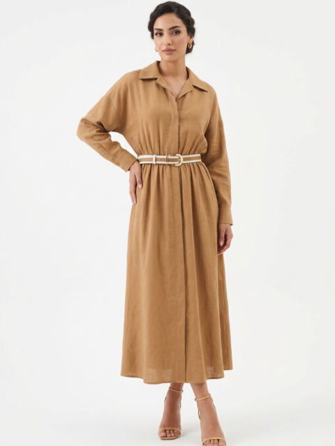 Mannequin portant la robe chemise longue camel 'Tailored' avec col classique, manches longues et ceinture blanche contrastante, de la marque Divine Dress.
